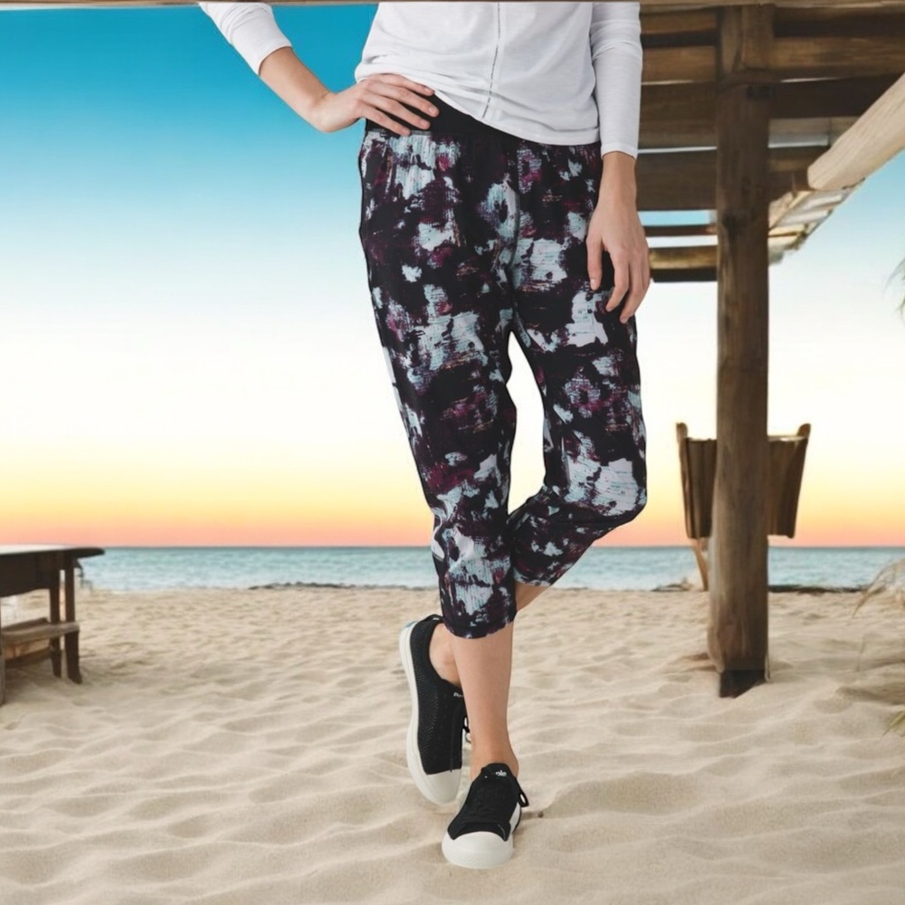Lululemon Tranquil Crop in Kara Blossom Multi / Black Sz 6